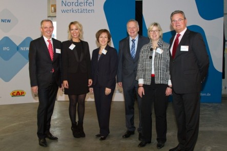 Ausgebucht war das jüngste Unternehmerfrühstück „viertelvoracht“ bei den NEW, zur großen Freude von Holger Glück, Direktor S-FirmenCenter bei der KSK, Alexandra Bennau, KSK, Iris Poth, Stabsstellenleiterin Kreiswirtschaftsförderung, Wilhelm Stein, Geschäftsführer NEW, Claudia Albold, Kreiswirtschaftsförderung, und Landrat Günter Rosenke. Bild: Tameer Gunnar Eden/Eifeler Presse Agentur/epa