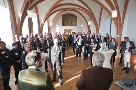 Die Netzwerktreffen des Unternehmerfrühstücks „viertelvoracht“ sind stets gut besucht, wie auch bei der 12. Auflage im Kloster Steinfeld. Bild: Tameer Gunnar Eden/Eifeler Presse Agentur/epa