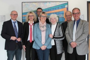 Ralf Claßen (v.l.), Rita Witt, Volker Zart, Maria Jentges, Inge Eich, Dr. Hans-Peter Schick und Pfarrer Michael Stöhr informierten die Presse im Mechernicher Rathaus über die Kooperation zwischen der Kreissparkasse Euskirchen und der Mechernich-Stiftung. Bild: Charlotte Gossen/Eifeler Presse Agentur/epa