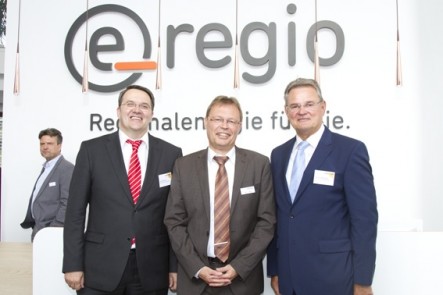 Das jüngste Unternehmerfrühstück „viertelvoracht“ fand bei „e-regio“ statt, bei dem Udo Becker (vorn v.l.), Vorstandsvorsitzender der KSK Euskirchen, Christian Metze, Geschäftsführer „e-regio“, und Günter Rosenke, Landrat Kreis Euskirchen, zahlreiche Unternehmer begrüßen konnten. Bild: Tameer Gunnar Eden/Eifeler Presse Agentur/epa