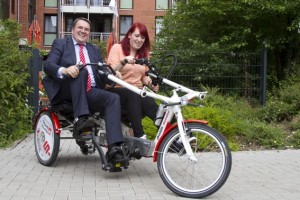 KSK-Chef Udo Becker hatte sichtlich Spaß an den elektrisch unterstützten Therapie-Dreirädern. Bild: Tameer Gunnar Eden/Eifeler Presse Agentur/epa