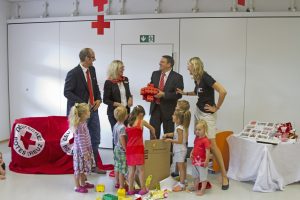 Für den mehrfachen Geldsegen der KSK bedankte sich Heike Iven (v.r.) bei Udo Becker, KSK-Vorstandsvorsitzender, und Rita Witt, Vorsitzende der beiden KSK-Stiftungen, im Beisein von Rotkreuz-Geschäftsführer Rolf Klöcker. Bild: Tameer Gunnar Eden/Eifeler Presse Agentur/epa