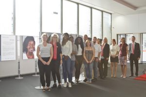 Anna-Lena Lohmüller (v.l.) vom Projekt „BINGO“ und Rita Witt, Direktorin des Vorstandsstabes KSK, eröffneten die Ausstellung über erfolgreiche Integration. Mit dabei waren auch mehrere Protagonisten der Ausstellung, die ihre Geschichte vor Ort erzählten. Bild: Tameer Gunnar Eden/Eifeler Presse Agentur/epa