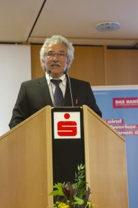 Kreishandwerksmeister Gerd Pelzer ermahnte die jungen Fachkräfte, mit positiver Problemlösung statt mit düsteren Gedanken auf Herausforderungen zu reagieren. Bild: Tameer Gunnar Eden/Eifeler Presse Agentur/epa
