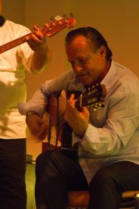 Virtuose Fingerfertigkeit zeigte Mike Reinhardt an der Spanischen Gitarre. Bild: Tameer Gunnar Eden/Eifeler Presse Agentur/epa