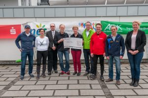Sponsoren und Vertreter des Nordeifellaufs übergaben am Ende einen Scheck in Höhe von 4020 Euro an Claudia Esch (Mitte) von der Hilfsgruppe Eifel. Bild: Roman Hövel/ene