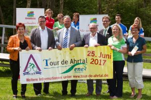 Vertreter aus Verwaltung dreier Landkreise sowie Touristiker und Sponsoren laden Radler aus Nah und Fern zur 13. Tour de Ahrtal ein. Bild: Tameer Gunnar Eden/Eifeler Presse Agentur/epa