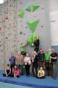 Jo Wildenberg (oben, v.l.) und Tameer Eden haben die Routen auf die neue Kletterwand geschraubt. Max Theißen (2.v.l. stehend), erster Vorsitzender des DAV Schleiden/Eifel, bedankte sich für die gute Zusammenarbeit bei Bürgermeisterin Sabine Preiser-Marian (3.v.l) und bei Rita Witt (4.v.l.) von der KSK Euskirchen. Bild: Michael Thalken/Eifeler Presse Agentur/epa