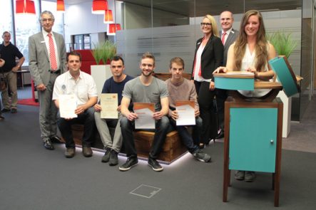 Hartmut Cremer (l.), Melanie Büser (3.v.r.) und Helmut Habscheid (2.v.r) begrüßten die Preisträger Natalie Wiskow (v.r), Robin Schnichels, Benjamin Bonzelet und Michael Worms im KSK BC „Kirchplatz“. Bild: Michael Thalken/Eifeler Presse Agentur/epa