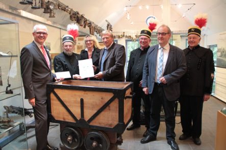 KSK-Vorstandsmitglied Holger Glück (l), KSK-Vorstandsstab-Direktorin Rita Witt und der Vorsitzende der NRW-Stiftung Harry K. Voigtsberger (3.v.l.) übergaben ihre Förderbescheide an Karl Reger (2.v.l.). Über die Zuwendungen freuten sich auch Klaus Piecha (v.r.), Wilfried Knips und Ralf Sawatzki. Bild: Michael Thalken/Eifeler Presse Agentur/epa