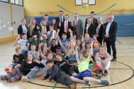 Die Kinder und ihre Betreuer am Stützpunkt Hermann-Josef-Schule freuten sich über den Besuch von Mitgliedern der KSK-Euskirchen, der Diakonie Euskirchen, dem Caritasverband und der Stadt Euskirchen. Bild: Michael Thalken/Eifeler Presse Agentur/epa