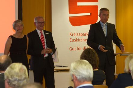 Petra Meyer (v.l.), Anlageberaterin der KSK, KSK-Vorstandsmitglied Holger Glück und Volkswirtschaftsexperte Dr. Holger Bahr informierten in Euskirchen über Investment-Möglichkeiten in zinsarmen Zeiten. Bild: Tameer Gunnar Eden/Eifeler Presse Agentur/epa