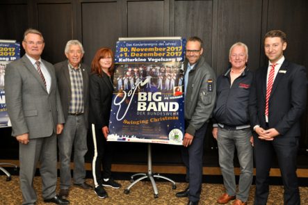 Stellten das Programm der beiden Weihnachtskonzerte der Bundeswehr-Bigband vor. Von links: Landrat und Schirmherr Günter Rosenke, Hilfsgruppen-Vorsitzender Willi Greuel, Sängerin Pe Werner, Band-Tourmanager Johannes Langendorf, Hilfsgruppen-Vertreter Paul Schneider und Marius Linden von der KSK Euskirchen. Foto: Reiner Züll