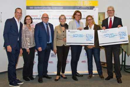 Viel Gutes kam beim 2. Benefiz-Golfturnier des Lions Clubs Euskirchen-Nordeifel heraus: Lions Club-Mitglied Dr. Gregor Jahnke (v.l.) und Lions-Präsidentin Alexandra Dreiseidler übergaben insgesamt 22.000 Euro an Berhard Becker und Ingeborg Storn, beide Caritasverbandes Euskirchen, während Schirmherrin Bettina Böttinger den Scheck an Susanne Beckschwarte, Leiterin des Hermann-Josef-Hauses Urft, im Beisein von Lions Club-Mitglied Dr. Manfred Nüllen überreichte. Bild: Tameer Gunnar Eden/Eifeler Presse Agentur/epa