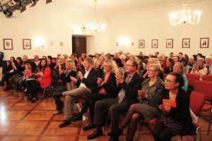 Zahlreiche Gäste kamen in den Historischen Ratssaal, um bei der Verleihung des Margaretha-Linnery-Preises dabei zu sein. Bild: Michael Thalken/Eifeler Presse Agentur/epa
