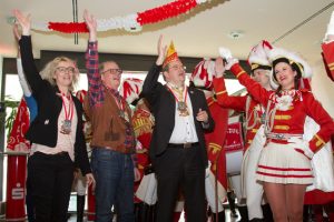 Rita Witt (v.l.), Holger Glück, Udo Becker (hier mit Solomariechen Ira Mletzko) begrüßten im S-Forum Prinz Peter II. Bild: Tameer Gunnar Eden/Eifeler Presse Agentur/epa