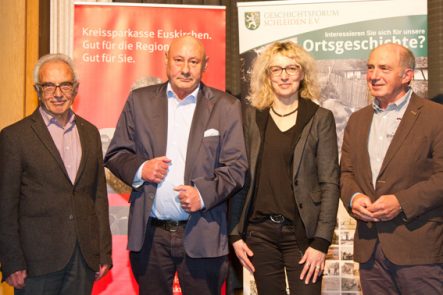Der Historiker Dr. Reinhold Weitz (v.l.) stellte das neue Buch von Franz Albert Heinen der Öffentlichkeit vor. Rita Witt, Direktorin des KSK-Vorstandsstabs, hatte sich für eine finanzielle Förderung des Projekts eingesetzt. Rechts: Siegfried Scholzen, der Vorsitzende des Geschichtsforums Schleiden. Bild: Tameer Gunnar Eden/Eifeler Presse Agentur/epa