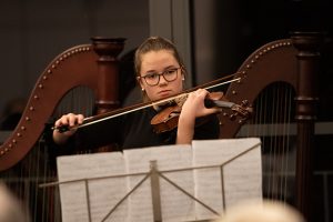 An der Violine brillierte Klara Engels, die sich für den Landeswettbewerb qualifiziert hat. Bild: Tameer Gunnar Eden/Eifeler Presse Agentur/epa