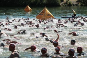 Beim Start hatten die Helfer von der DLRG alle Augen auf die Schwimmer gerichtet. Bild: Michael Thalken/Eifeler Presse Agentur/epa