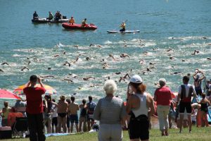 Zahlreiche Zuschauer kamen an den Freilinger See, um die Triathleten hautnah zu erleben. Bild: Michael Thalken/Eifeler Presse Agentur/epa