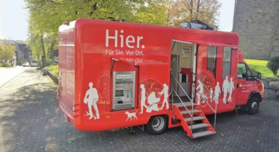 Sparkassenübergreifende Hilfe: Mobile Filiale unterstützt im Kreis Euskirchen nach Hochwasser