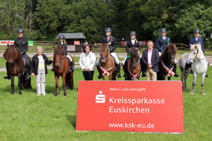 Die Vorsitzende des Islandpferde Reitvereins Nordeifel (IPN), Wilma Müller (v.l.), Juliane Vetter, Vorsitzende des Kreisverbands für Pferdesport Euskirchen, und Bernd Hamacher von der Kreissparkasse Euskirchen präsentierten die neuen Kreis- und Vereinsmeister auf den Roderather Tölttagen. Bild: Michael Thalken/Eifeler Presse Agentur/epa