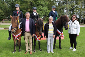 Die neuen Kreismeister bei den Islandpferdereitern, Sophia Zinken (v.l.), Leah Effe und Marit Scheen, wurden von Bernd Hamacher (KSK), Wilma Müller (IPN) und Juliane Vetter (Kreisverband für Pferdesport Euskirchen) ausgezeichnet. Bild: Michael Thalken/Eifeler Presse Agentur/epa