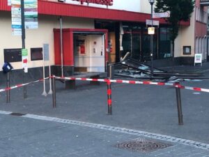 Ein Bild der Zerstörung hat die Geldautomatensprengung in Zülpich hinterlassen. Über der Schalterhalle befanden sich zum Zeitpunkt der Tat Privatpersonen in ihren Wohnungen. Foto: KSK