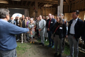 Hans von Hagenow führte die Besucher über seinen Hof und erklärte die Besonderheiten des biologisch-dynamischen Landbaus. Bild: Michael Thalken/Eifeler Presse Agentur/epa