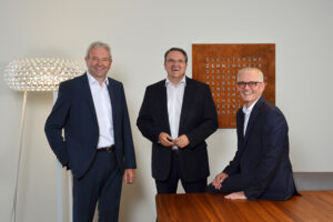 Der KSK-Vorstandsvorsitzende Udo Becker sowie die beiden Vorstandsmitglieder Wolfgang Krüger (links) und Holger Glück (rechts) freuten sich erneut über die Auszeichnungen des Deutschen Instituts für Bankentests. Bild: KSK