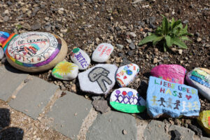 Zahlreiche bunte Steine, die von den Schülerinnen und Schülern bemalt wurden, säumen die Wegesränder des Naturgartens. Bild: Michael Thalken/Eifeler Presse Agentur/epa