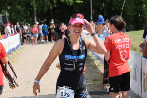 Mit 2:46:40 war Franziska Hinte, hier beim Zielleinlauf, die schnellste Frau auf der Kurzdistanz. Bild: Michael Thalken/Eifeler Presse Agentur/epa