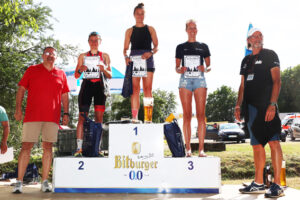 KSK-Vorstandsmitglied Udo Becker (links) zeichnete die schnellsten Frauen der Kurzdistanz aus: Franziska Hinte (Platz 1) gefolgt von Carlota Hamann (Platz 2) und Vera Hundsdörfer (Platz 3). Bild: Michael Thalken/Eifeler Presse Agentur/epa