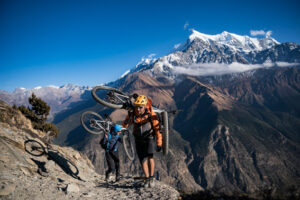 In Nepal mussten die Räder auch schon mal getragen werden. Bild: Stefan Voitl