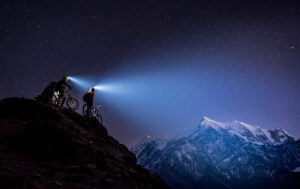 Bei anbrechender Dunkelheit im Nepalgebirge half zuweilen nur noch eine Stirnlampe. Bild: Stefan Voitl