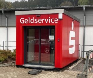 Für die Bargeldversorgung stellt die Kreissparkasse Euskirchen hochmoderne SB-Container wie hier in Hellenthal zur Verfügung. Foto: KSK