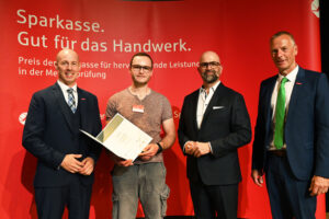 Der Elektrotechniker Kevin Groß aus Schleiden (2.v.l.) wurde von Rainer Santema, Verhinderungsvertreter Vorstand KSK Euskirchen, mit dem Sparkassenpreis ausgezeichnet. Links: Marco Herwartz, Präsident der Handwerkskammer Aachen, rechts: Georg Stoffels, HWK-Hauptgeschäftsführer. Bild: Harald Krömer/HWK Aachen