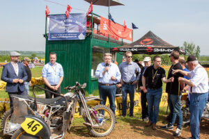 Ob Rainer Santema (vorn von links), Abteilungsleiter S-FirmenCenter, Bürgermeister Sascha Reichelt, MdL und Schirmherr Klaus Voussem, MdB Detlef Seif oder stellvertretender Landrat Leo Wolter: Das Mai-Motocross vom MSC Euenheim begeisterte alle. Bild: Tameer Gunnar Eden/Eifeler Presse Agentur/epa