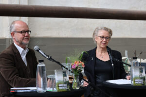 Zu Einstimmung lasen Ralf Kramp und Elke Pistor aus ihrer gemeinsamen Kriminalerzählung „Man kennt sich, man hilft sich.“ Bild: Michael Thalken/Eifeler Presse Agentur/epa