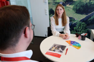 Bewerbungsgespräche auf Augenhöhe: Wer sich für eine Ausbildung bei der Kreissparkasse Euskirchen interessiert, der kann sich jetzt bei einem Speed-Dating direkt an die Azubis im BC Billiger Straße wenden, um aus erster Hand zu erfahren, ob der Job als Banker etwas für ihn ist. Bild: Michael Thalken/Eifeler Presse Agentur/epa