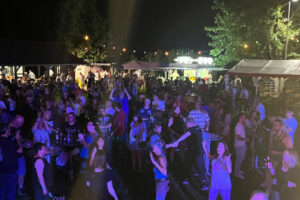 Für Stimmung dürfte beim Wiesenfest in Wüschheim wieder einmal gesorgt sein. Bild: Wüscheme Jonge