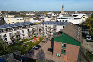 Die Balkone liegen zum geschützten Innenhof hin, der auch eine Grünfläche mit Kleinkinderspielplatz bietet. Alle Flachdächer werden begrünt und die Pultdächer mit Solarmodulen belegt. Bild/Visualisierung: drei.d-darsteller/Realwert