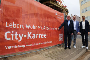 Stellten das neue Bauprojekt „City-Karree“ jetzt der Öffentlichkeit vor: KSK-Vorstandsmitglied Holger Glück (v.l.), Kristian Klaes (Leiter S-VermögensCenter und Geschäftsführer Realwert) und Matthias Ortner (Geschäftsführer Realwert). Bild: Michael Thalken/Eifeler Presse Agentur/epa