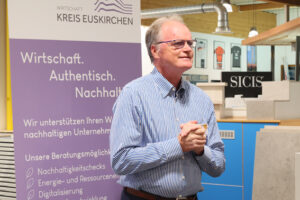 Bünder-Geschäftsführer Fritz-Bert Rosenbaum gewährte Einblicke in die Historie des Traditionsunternehmens für Baustoffe in Euskirchen. Bild: Michael Thalken/Eifeler Presse Agentur/epa