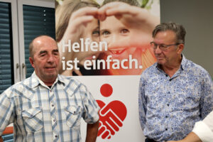 Bruno Theis (links) und Hans-Dieter Könn wünschen sich mehr Sicherheit für Großbüllesheim. Bild: Michael Thalken/Eifeler Presse Agentur/epa