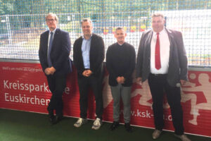 Eröffneten gemeinsam die neue MSE-Arena (v.l.): Der Fördervereinsvorsitzende der Marienschule Dr. Bernd Borgmann, der Bürgermeister der Stadt Euskirchen Sacha Reichelt, Pfarrer José Pérez Pérez und MSE-Schulleiter Michael Mombaur. Bild: KSK