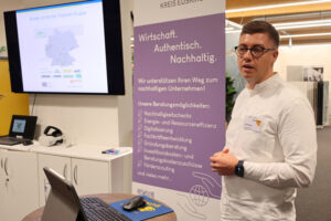 Bünder-Mitarbeiter Lars Schönn stellte die digitalen Planungstools des Unternehmens vor. Bild: Michael Thalken/Eifeler Presse Agentur/epa