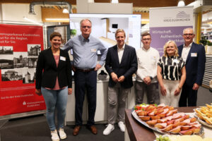 Sorgten für ein gelungenes Unternehmerfrühstück bei der Firma Bünder (v.l.): Alina Kramer (Kreis Euskirchen), Fritz-Bert Rosenbaum (Geschäftsführer Bünder), Landrat Markus Ramers, Lars Schönn (Bünder), Melanie Müller (Bünder) und KSK-Vorstandsmitglied Holger Glück. Bild: Michael Thalken/Eifeler Presse Agentur/epa