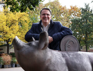 KSK-Vorstandsvorsitzender Udo Becker, hier mit dem Sparschwein-Denkmal in Euskirchen, lädt aus Anlass des doppelten Jubiläums alle jungen Leute ein, beim Gewinnspiel der Kreissparkasse mitzumachen. Bild: Michael Thalken/Eifeler Presse Agentur/epa