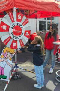 Am Glücksrad konnten die Kinder ihr Glück versuchen und jede Menge Preise und Trostpreise gewinnen. Bild: Michael Thalken/Eifeler Presse Agentur/epa